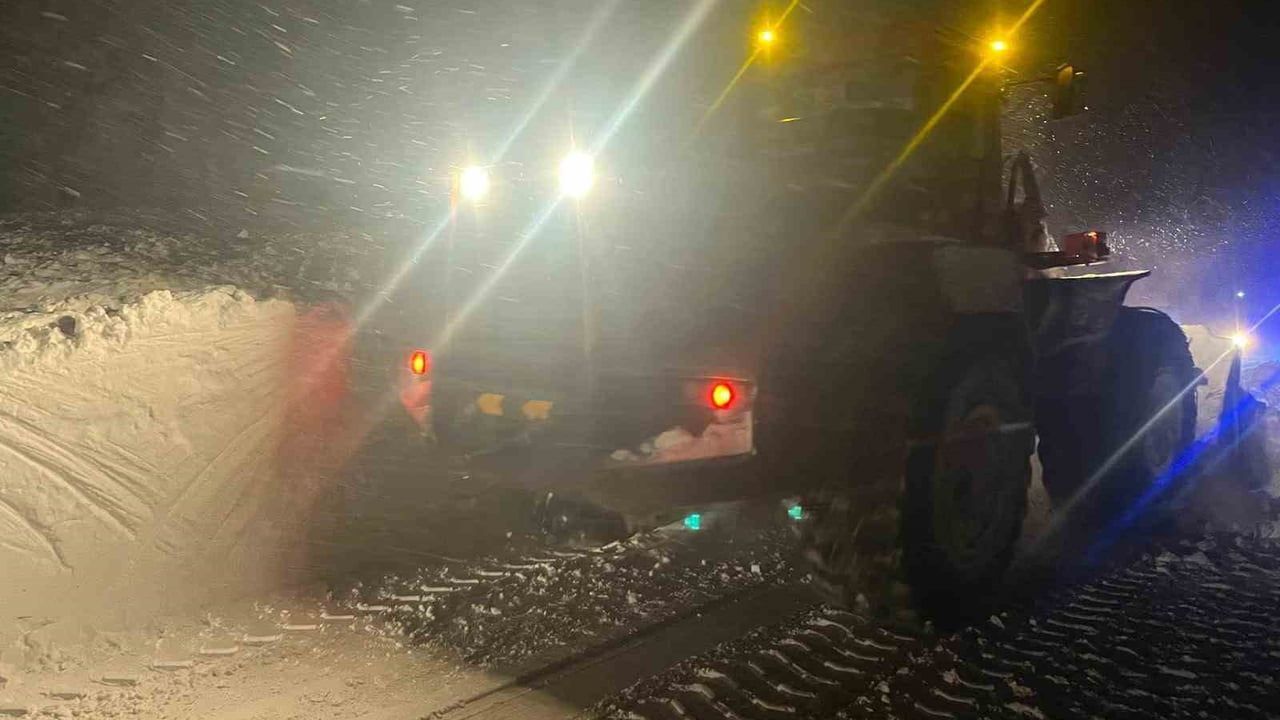 Erzincan-Sivas kara yolu, Refahiye'deki çığın ardından sabaha karşı yeniden ulaşıma açıldı