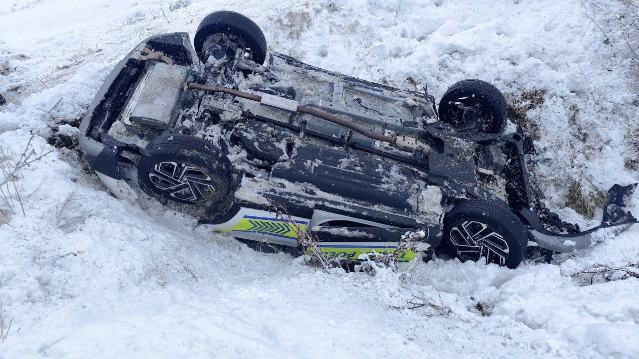 Erzincan-Sivas Karayolunda Polis Aracı Şarampole Yuvarlandı, 2 Polis Yaralandı