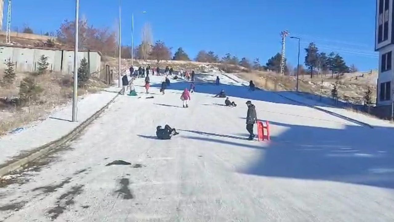 Erzincan Tercan'da soğuğa rağmen çocukların kızak keyfi
