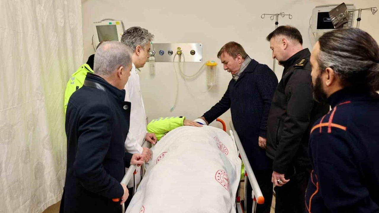 Erzincan Valisi Hamza Aydoğdu Mengücek Gazi Hastanesi'nde Trafik Kazasında Yaralanan Polisleri Ziyaret Etti