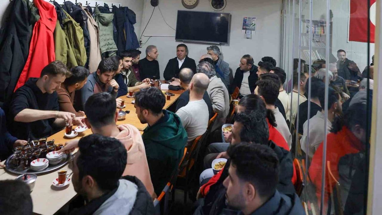 Erzincan Valisi Hamza Aydoğdu, Yavuz Selim Camii Altında Çay Ocağında Öğrencilerle Sobada Kaşarlı Patates Etrafında Buluştu