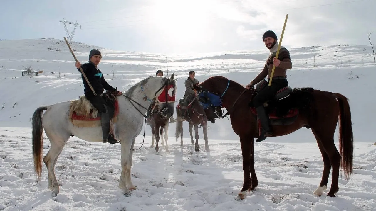 Erzincan ve Bayburt'ta Asırlık Cirit Geleneği Kar Üzerinde Yaşatılıyor