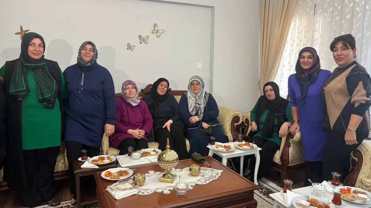 Erzincanlı gönüllü kadınlar Mehmetçiğe atkı, bere ve çorap ördü