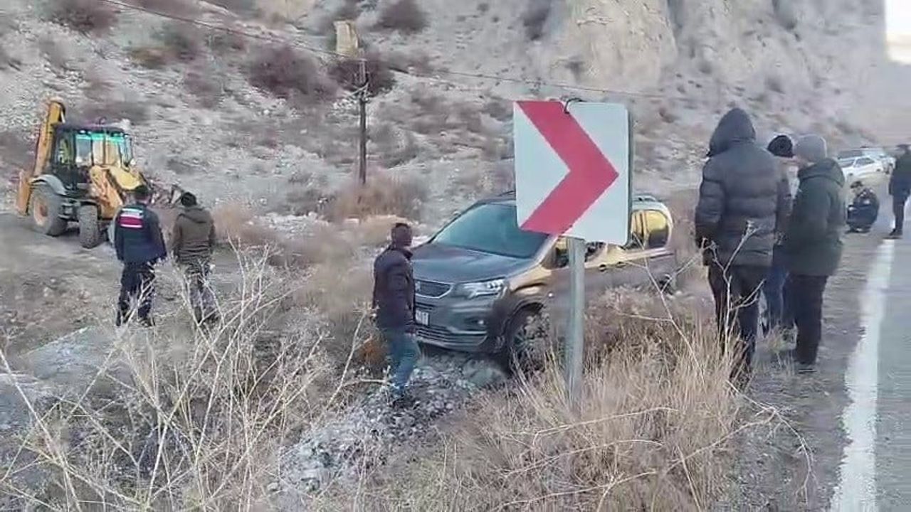 Erzurum-Artvin Karayolu'nda Buzlanma Nedeniyle Araç Yol Dışına Çıktı