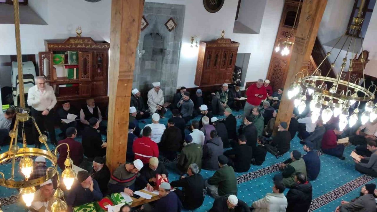 Erzurum'da 5 asırlık '1001 Hatim' geleneği Ayazpaşa Camii'nde sürüyor