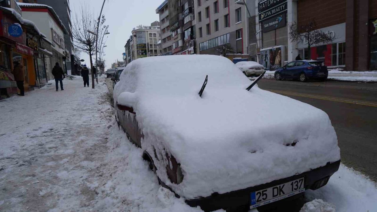 Erzurum'da 690 mahallenin yolu kar nedeniyle ulaşıma kapandı