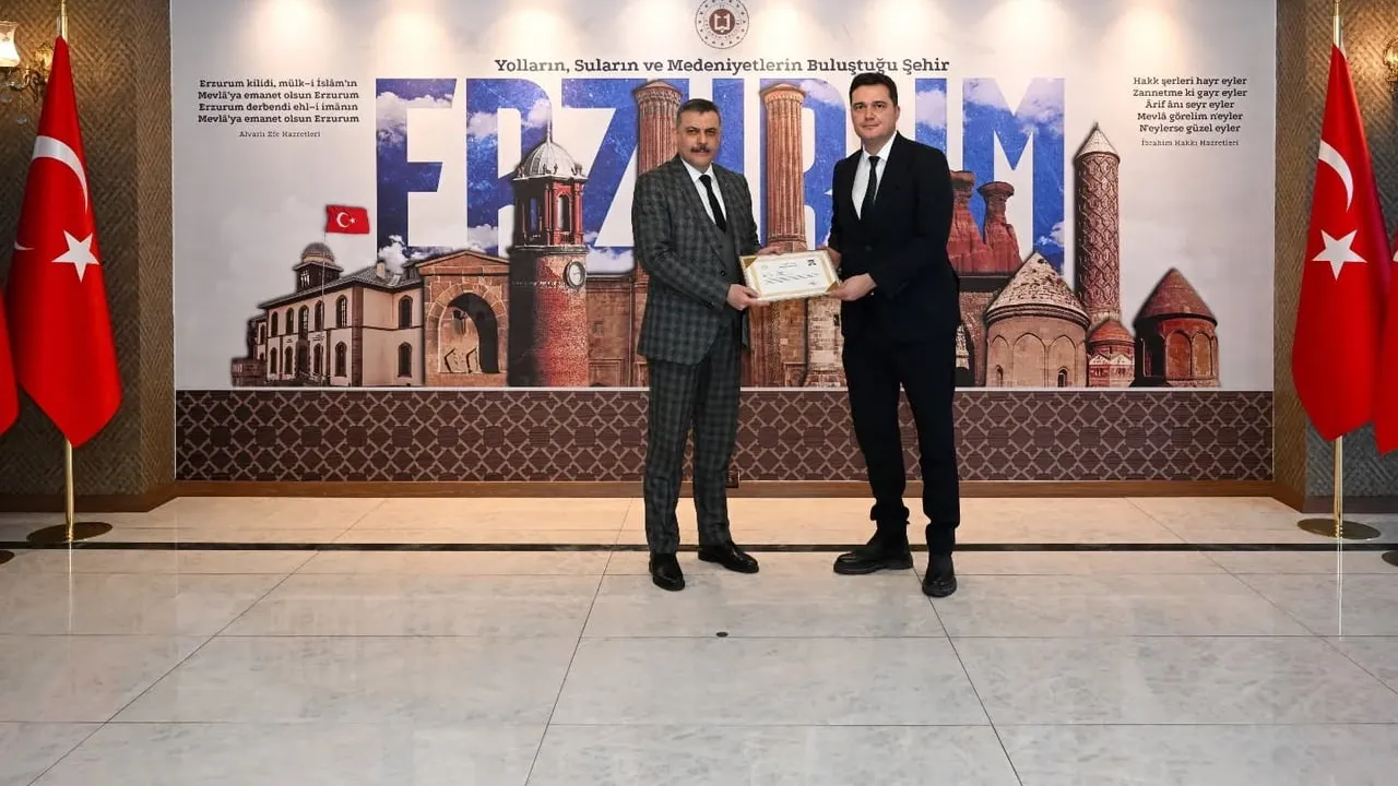 Erzurum'da çevre yatırımlarına destek: Vali Çiftçi'den DSİ ve Karayolları yöneticilerine başarı belgesi