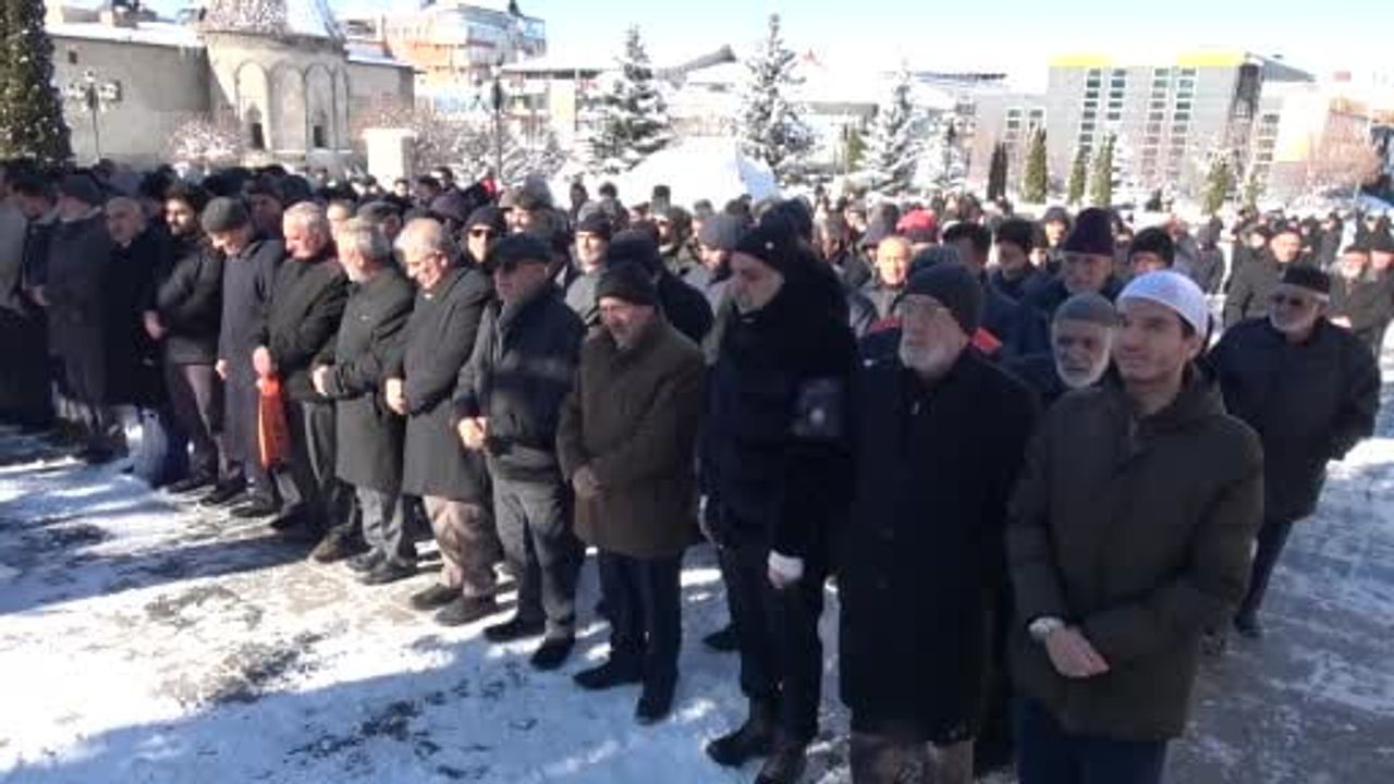 Erzurum’da Cuma namazı sonrası şehitler için gıyabi cenaze namazı kılındı