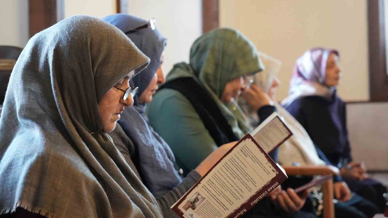 Erzurum’da ev hanımları Dil ve Edebiyat Konağı’nda: Martin Eden’den İlber Ortaylı’ya geniş bir okuma yelpazesi