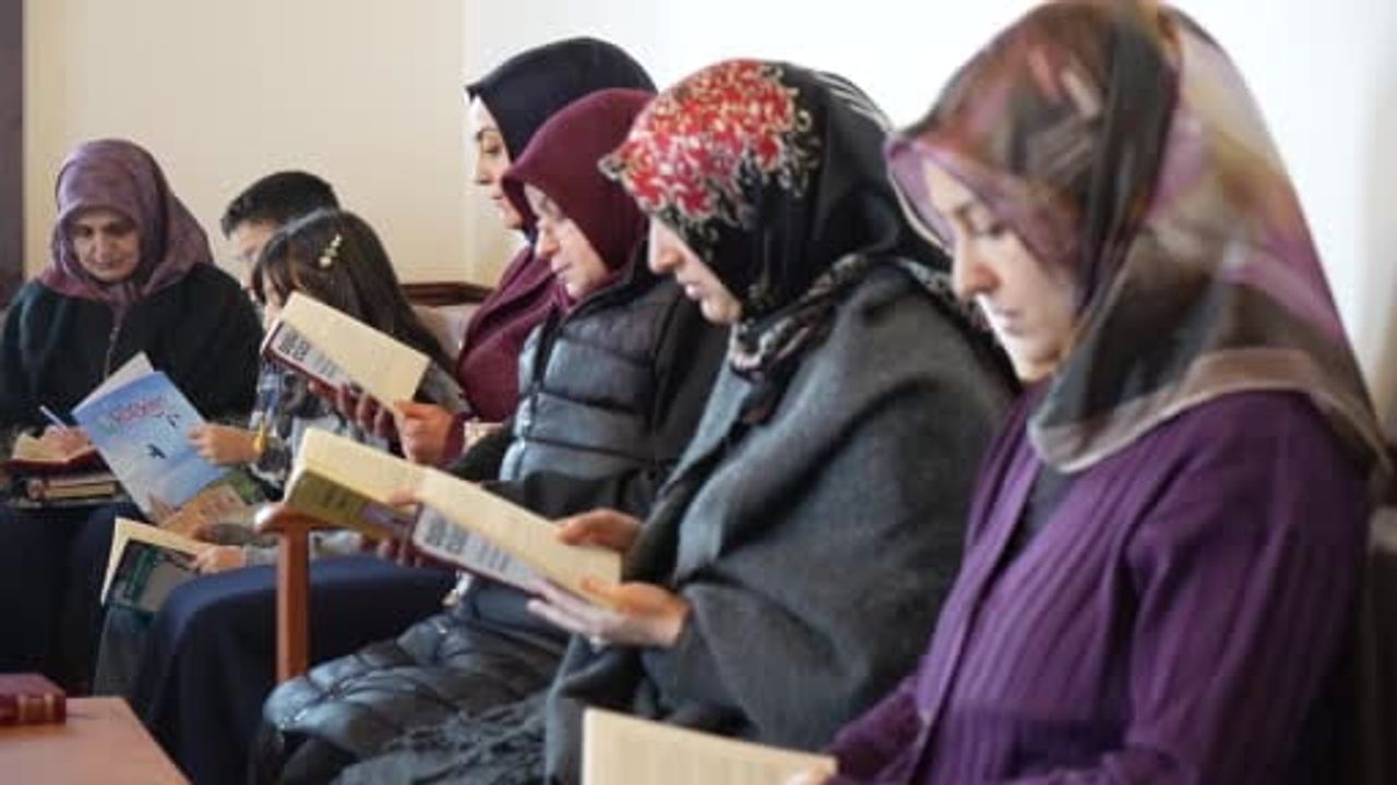Erzurum'da ev hanımları kitap meclisi: Dil ve Edebiyat Konağı'nda haftalık okuma ve mütalaa
