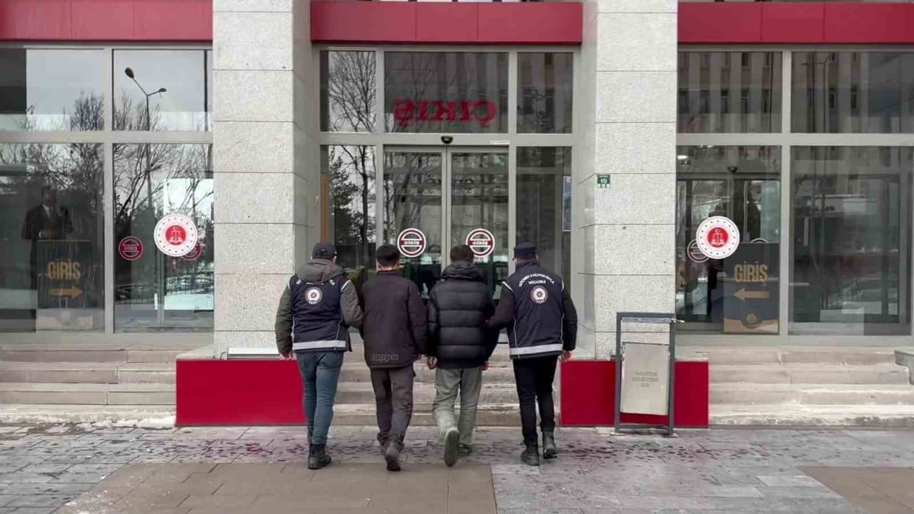Erzurum'da göçmen kaçakçılığı operasyonunda 48 düzensiz göçmen ve 4 organizatör yakalandı