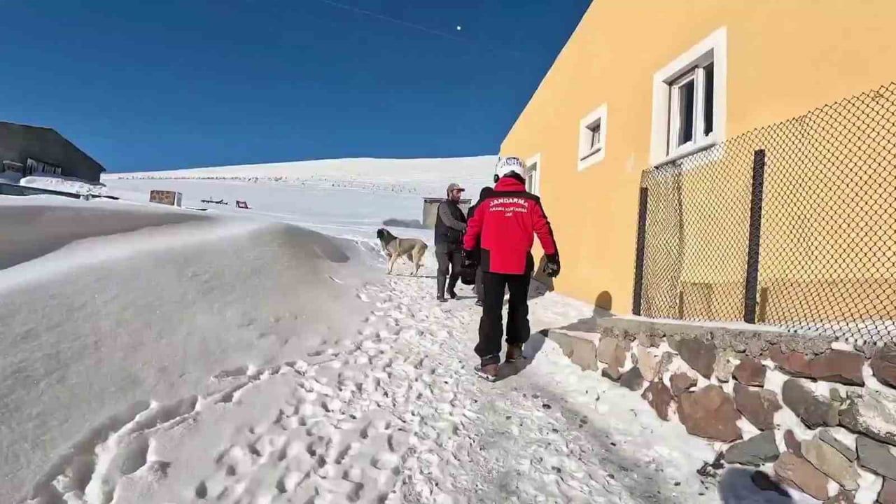 Erzurum'da JAK timleri kalp krizi geçiren vatandaşa müdahale etti