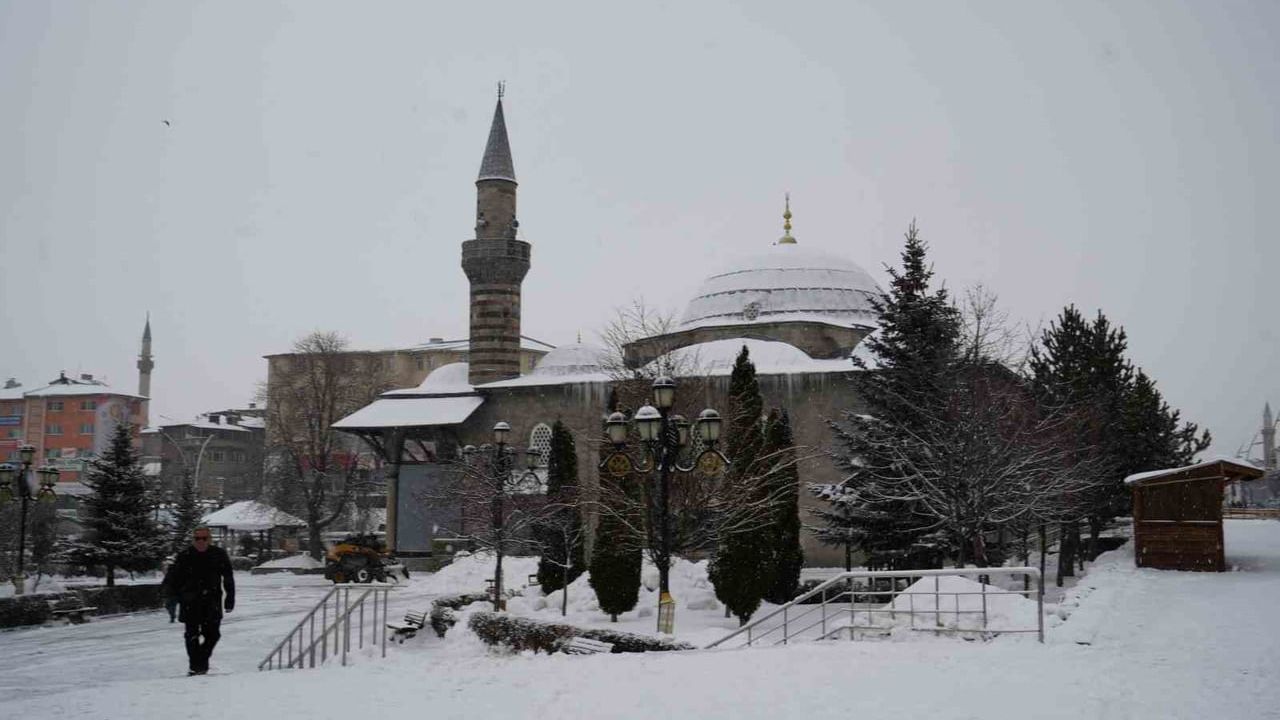 Erzurum'da kar yağışı etkili: Dört ilçede eğitime ara, karla mücadele 24 saat sürüyor