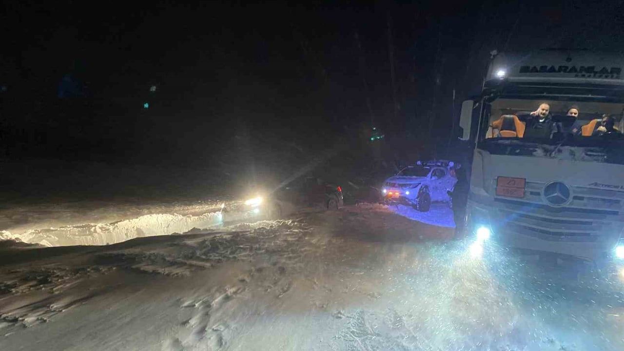 Erzurum'da kar yağışı sonrası mahsur kalan sürücüler off-road ekiplerince kurtarıldı