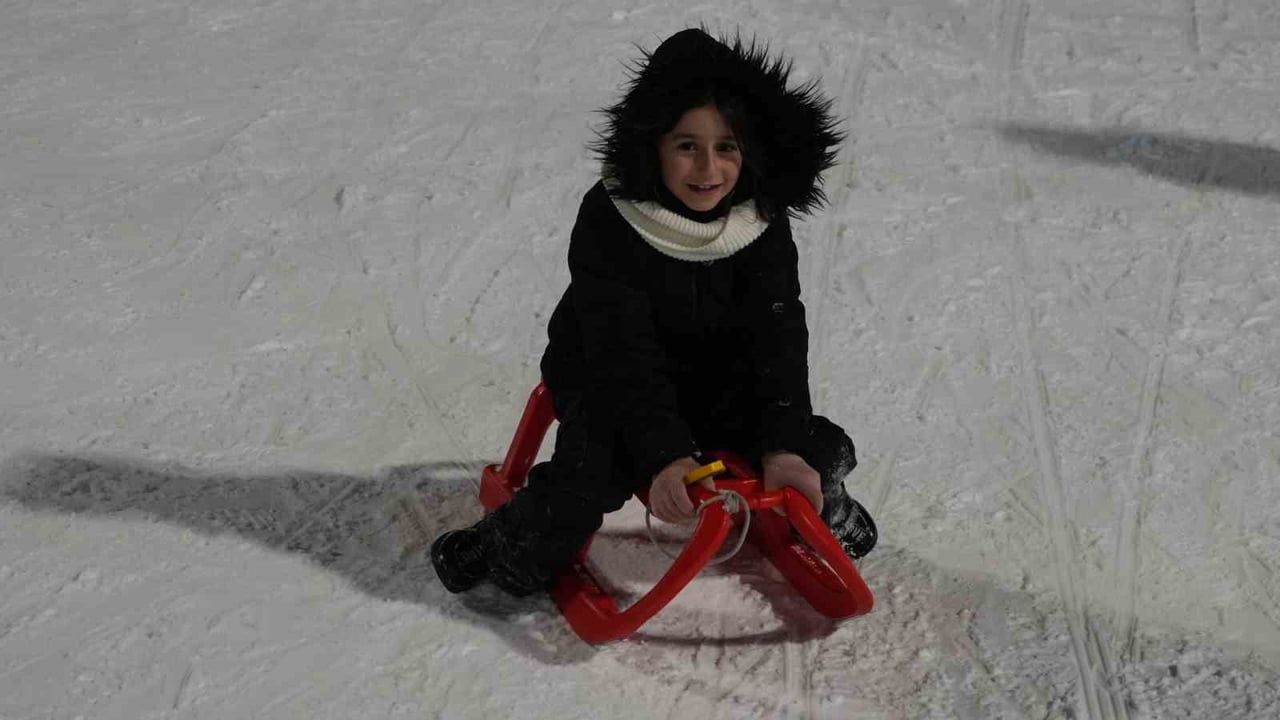 Erzurum'da Kızak Şenliği: Atlama Kuleleri Pistleri Ailelere Açıldı