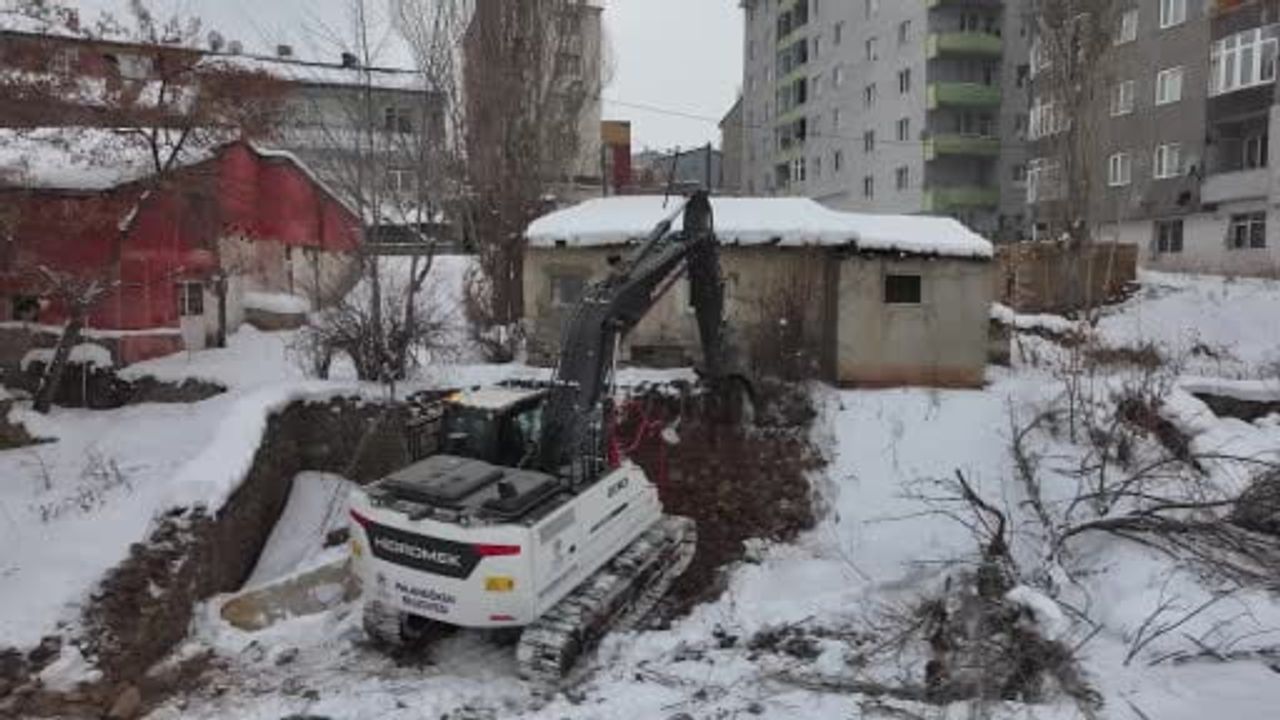 Erzurum'da metruk binaların yıkımı sürüyor: 562 yapı için planlama, Palandöken'de kontrollü yıkımlar