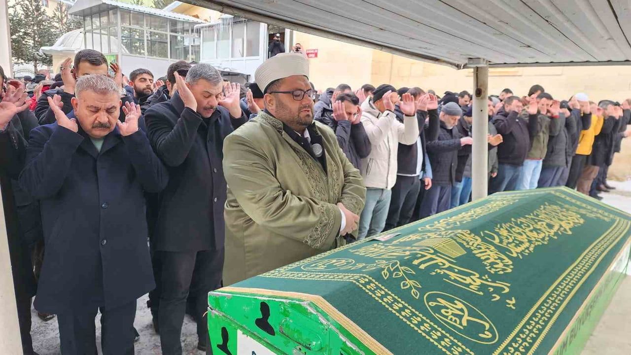 Erzurum'da mobilya atölyesi yangınında 2 kişi dualarla defnedildi