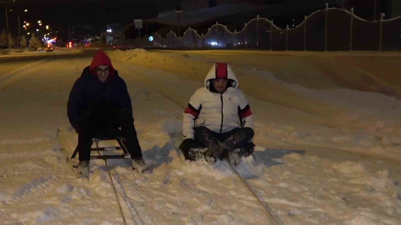 Erzurum'da off-roadçular trafikte kapalı alanda lastik ve kızakla kar keyfi