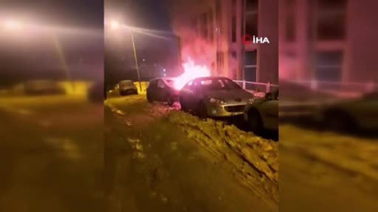 Erzurum'da park halindeki otomobil alev aldı; otopark işletmecisi ve itfaiye müdahalesiyle söndürüldü