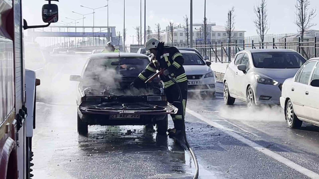 Erzurum'da Seyir Halindeki Otomobil Alev Aldı, İtfaiye Müdahale Etti