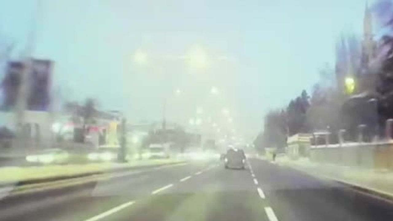 Erzurum'da Valilik Kavşağında Zincirleme Kaza: 3 Yaralı