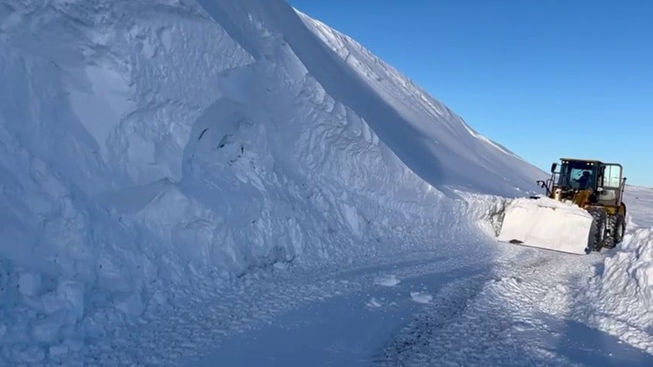 Erzurum’da yoğun kar: Tekman Yalınca yolu 8 saatte yeniden ulaşıma açıldı
