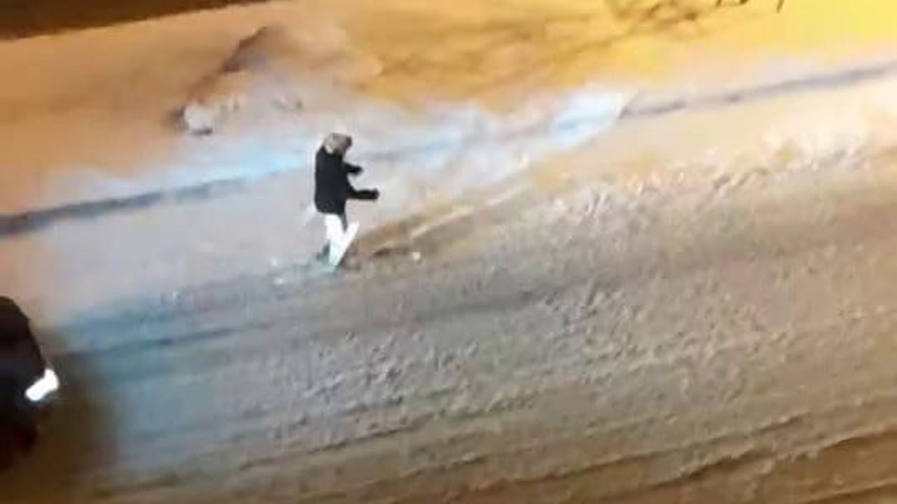 Erzurum'da Yoğun Kar Yağışı Ulaşımı Olumsuz Etkiledi