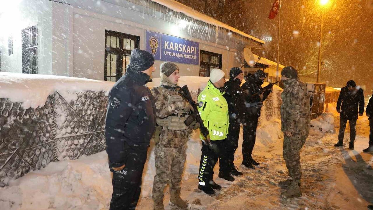 Erzurum Emniyet Müdürü Onur Karaburun, kar yağışı altında gece denetimi gerçekleştirdi