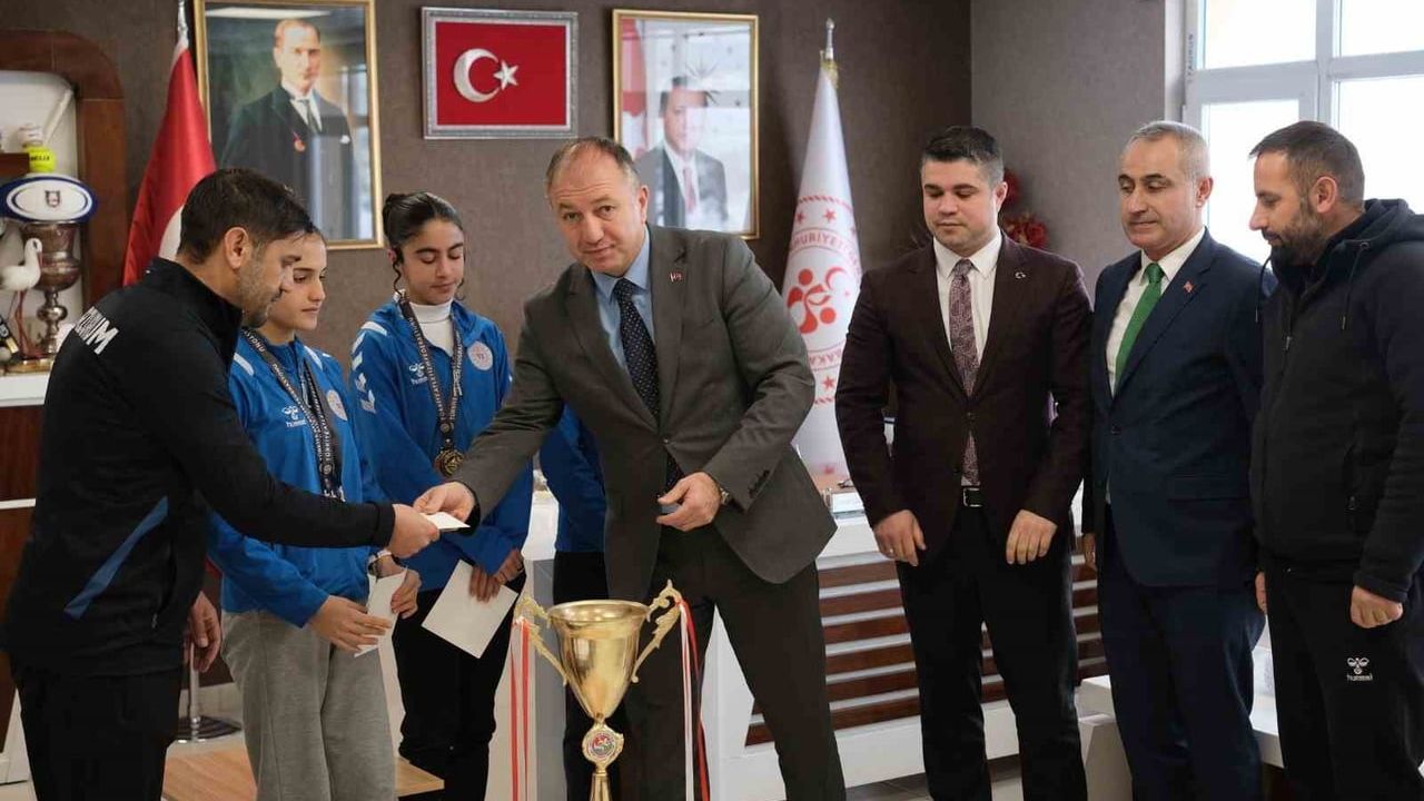 Erzurum Gençlik Spor U16 Kız Takımı Eşref Aydın Kros Ligi Türkiye Şampiyonu oldu