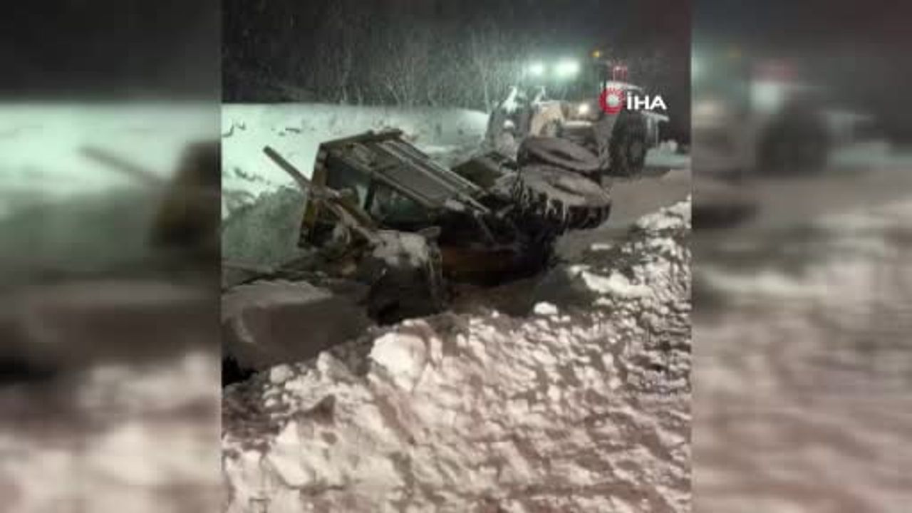 Erzurum Karayazı'da kar temizleme aracı gizli buzlanma nedeniyle devrildi