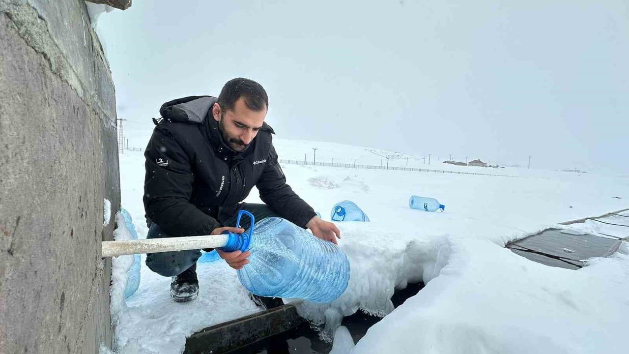 Erzurum Karayazı'da su hatları dondu; Karşıyaka Mahallesi'nde vatandaşlar bidonlarla su taşıdı