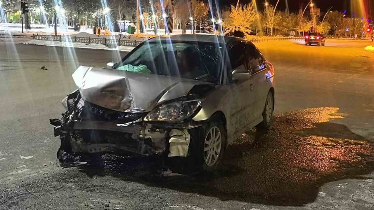 Erzurum Palandöken'de Kervansaray Kavşağı'nda trafik kazası: 4 kişi hafif yaralandı