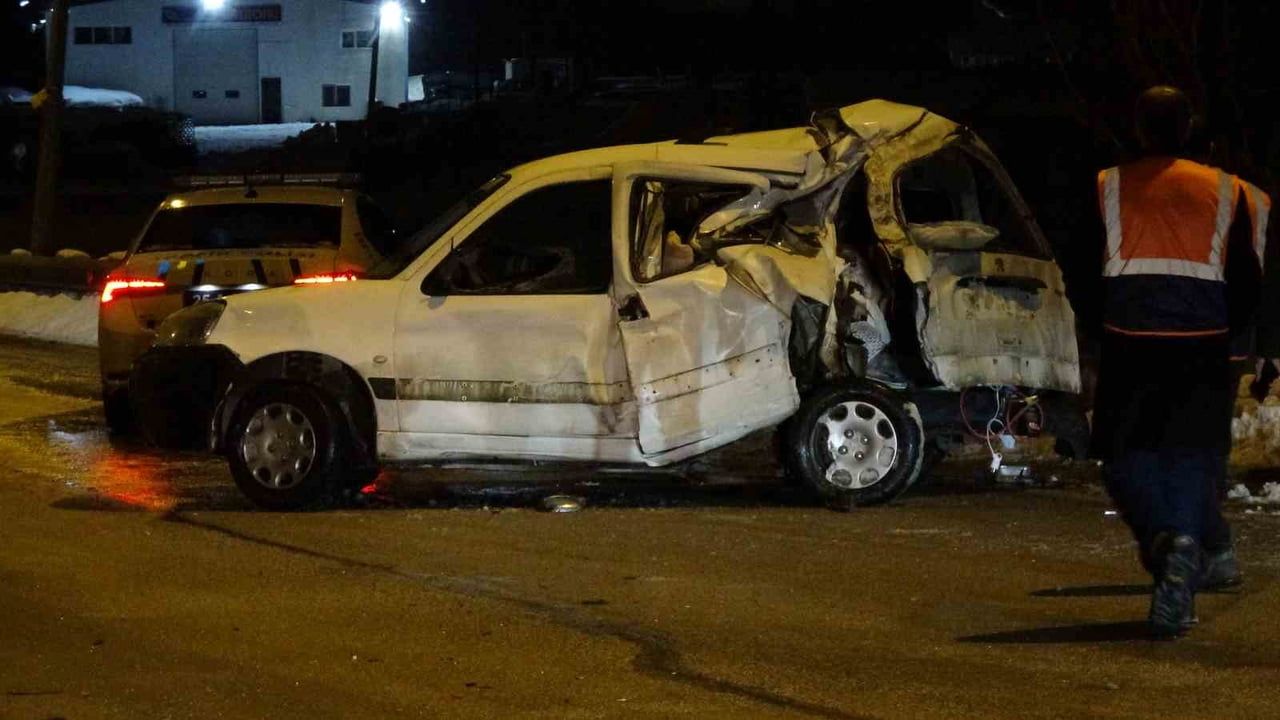 Erzurum-Pasinler kara yolunda hafif ticari araç ile tır çarpıştı: 2 yaralı