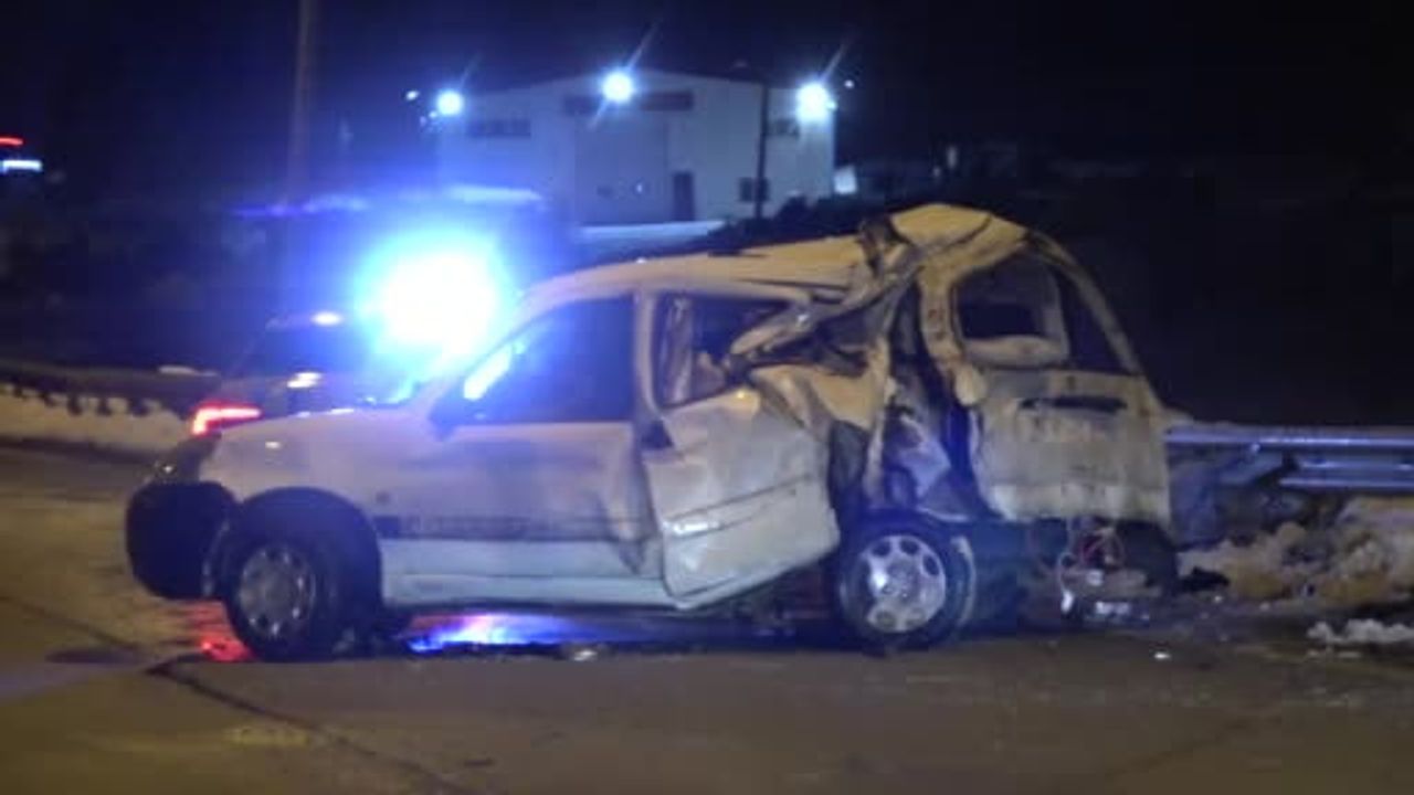 Erzurum-Pasinler karayolunda tır ile hafif ticari araç çarpıştı: 2 yaralı