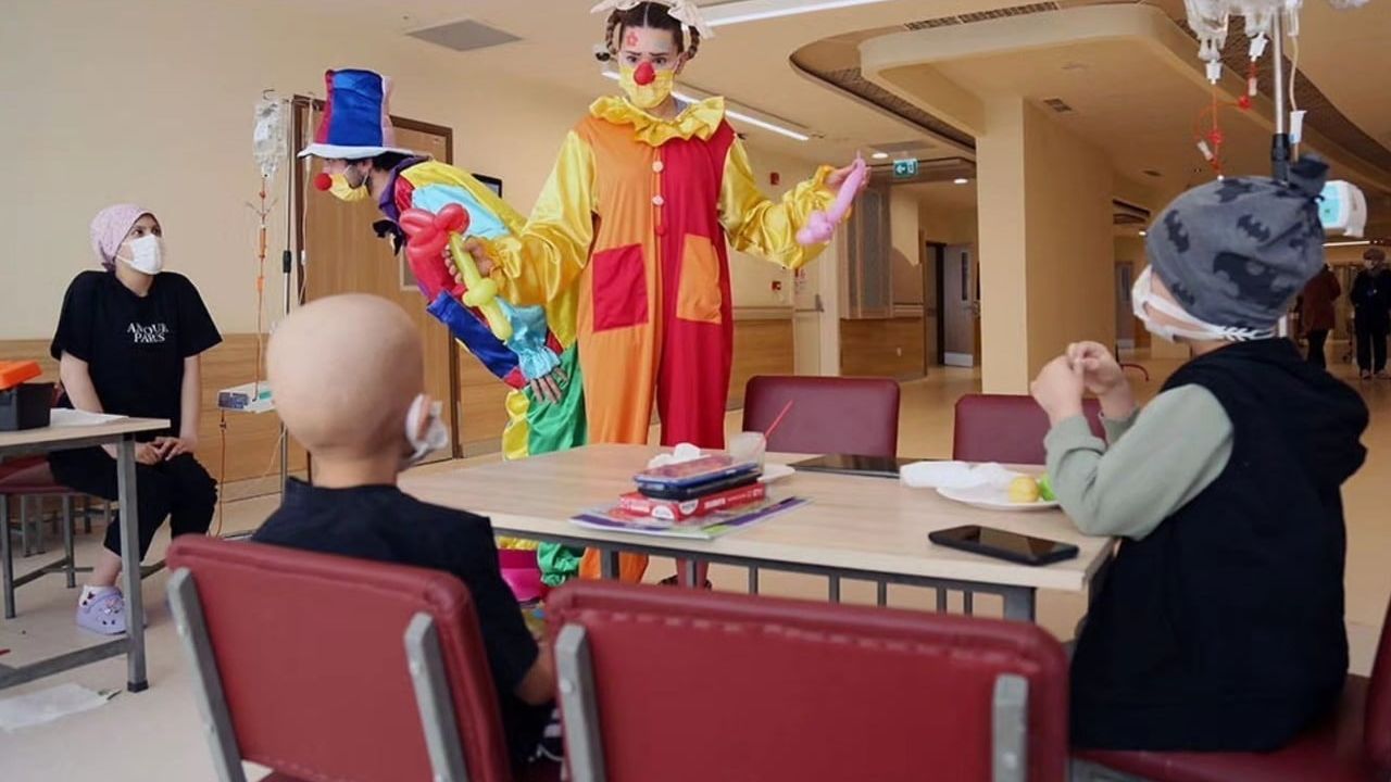 Erzurum Şehir Hastanesi'nde çocuklar 'Hayallerimi Boyuyorum' projesiyle tiyatroyla buluştu