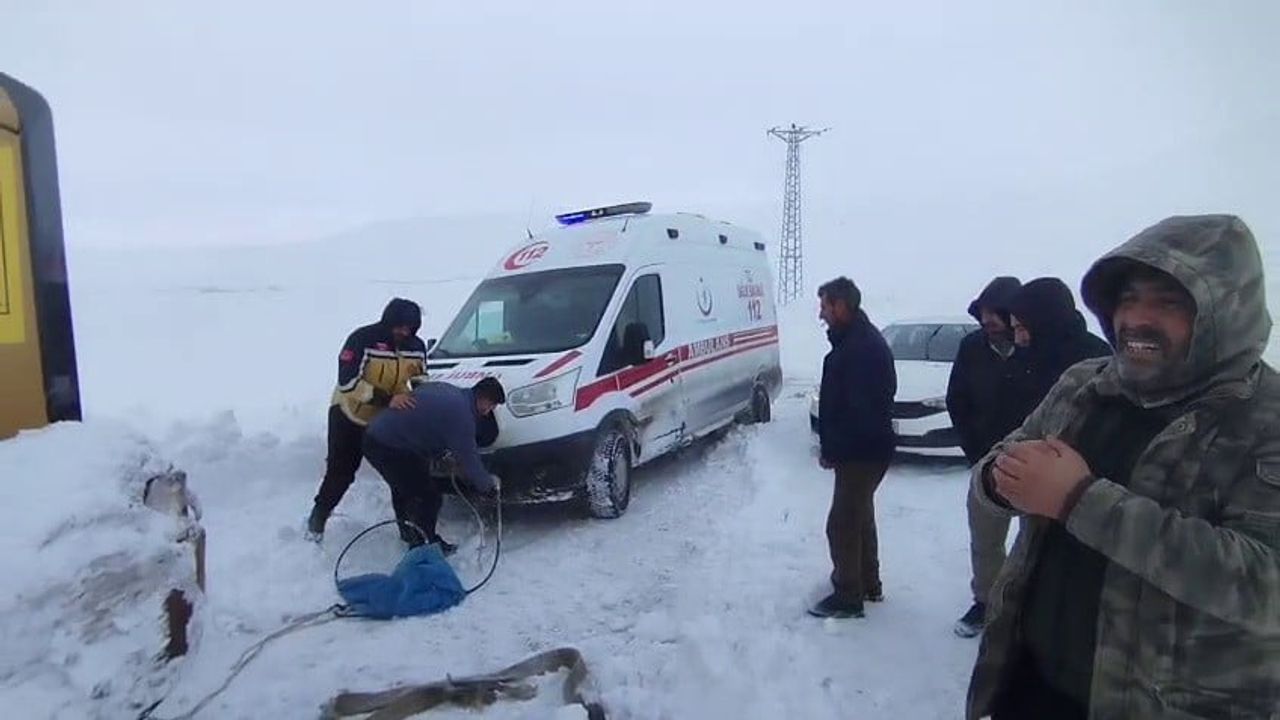 Erzurum Tekman'da ambulans kara saplandı, belediye ekipleri hastayı ilçe merkezine ulaştırdı