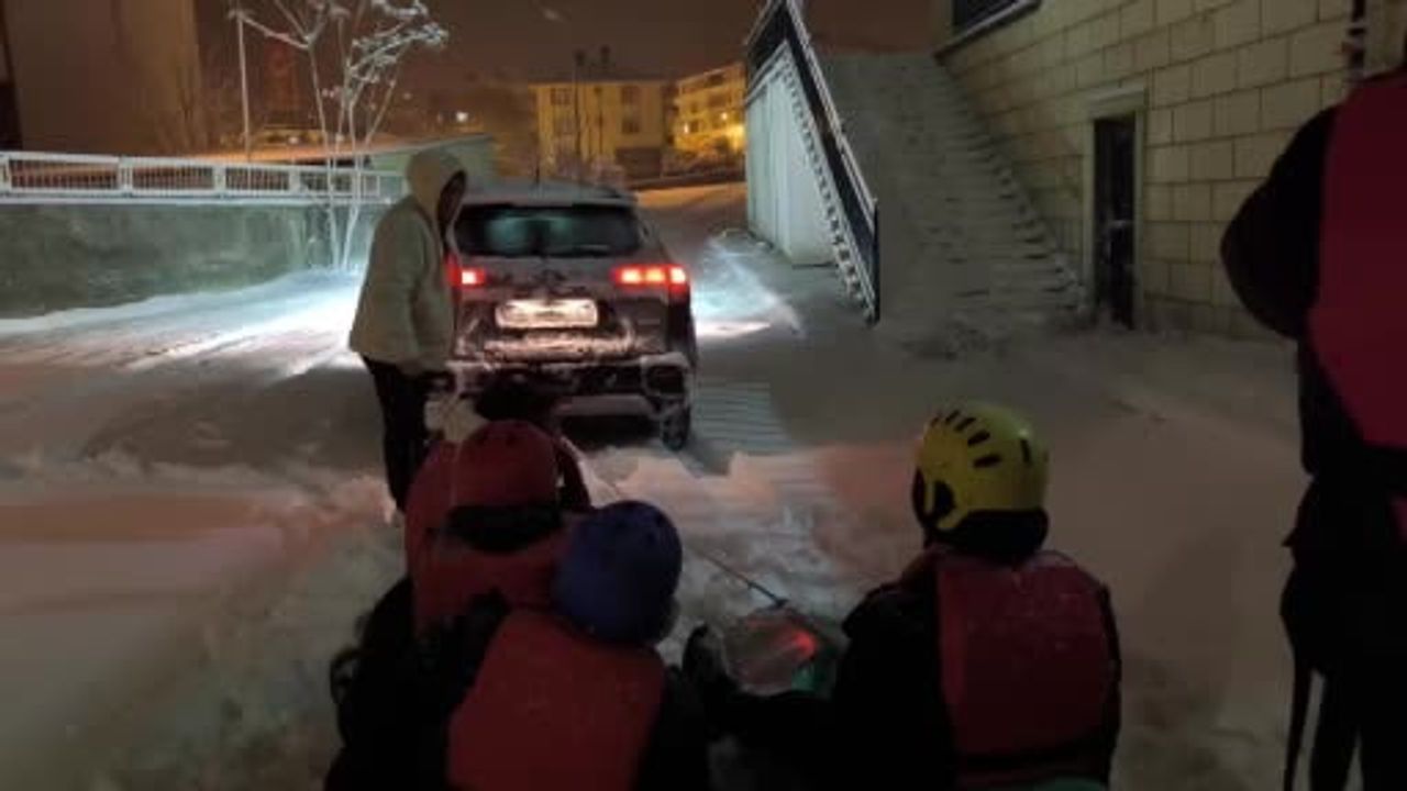 Erzurum Uzundere'de gençlerin 'KarKano' etkinliği: Kanolarla kar üzerinde kayış