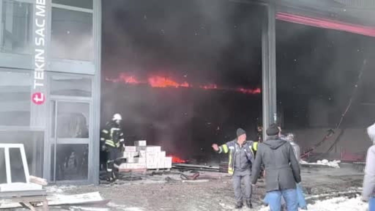 Erzurum Yakutiye'de mobilya fabrikasında yangın: 5 kişi hastaneye kaldırıldı