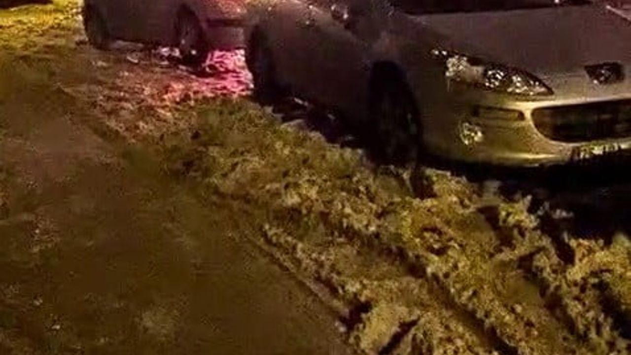 Erzurum Yakutiye'de Park Halindeki Otomobil Yandı