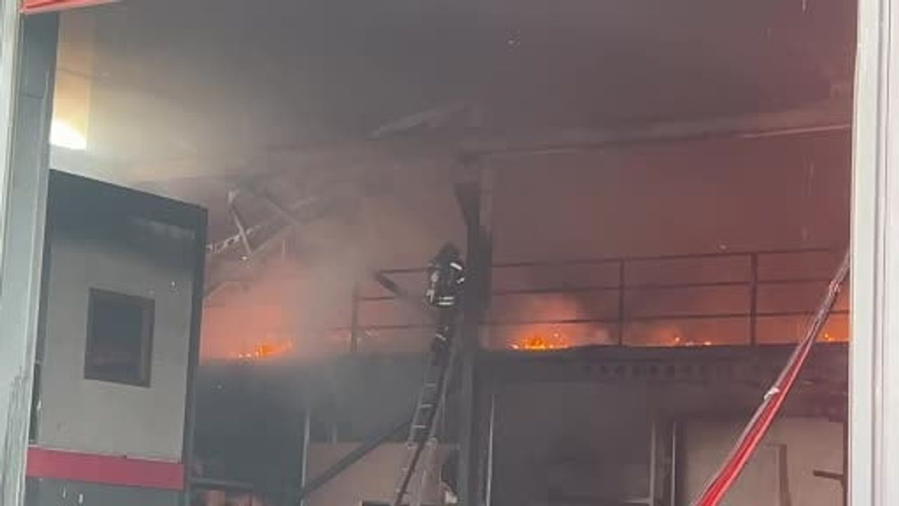 Erzurum Yakutiye Sanayi Sitesi'nde Mobilya Fabrikasında Yangın — 5 Kişi Hastaneye Kaldırıldı