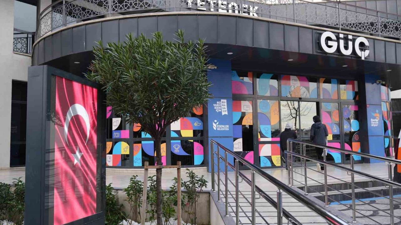 Esenler Belediyesi, saldırı sonrası ilçe ekranlarında Türk bayrağını gösterdi