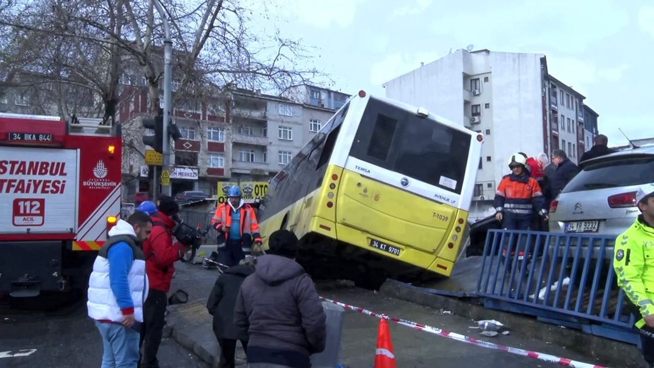 Esenler'de IETT otobüsü direksiyon hakimiyetini kaybedip otoparka daldı