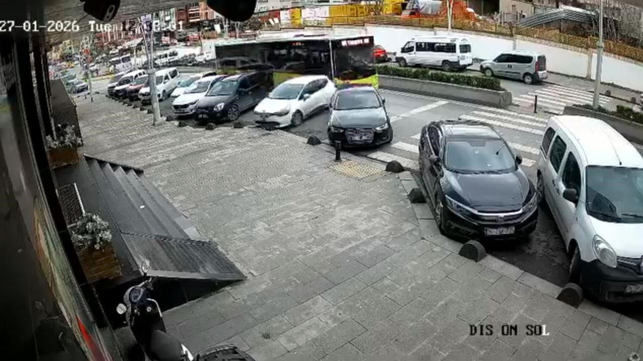 Esenler'de İETT otobüsü park halindeki iki araca çarptı
