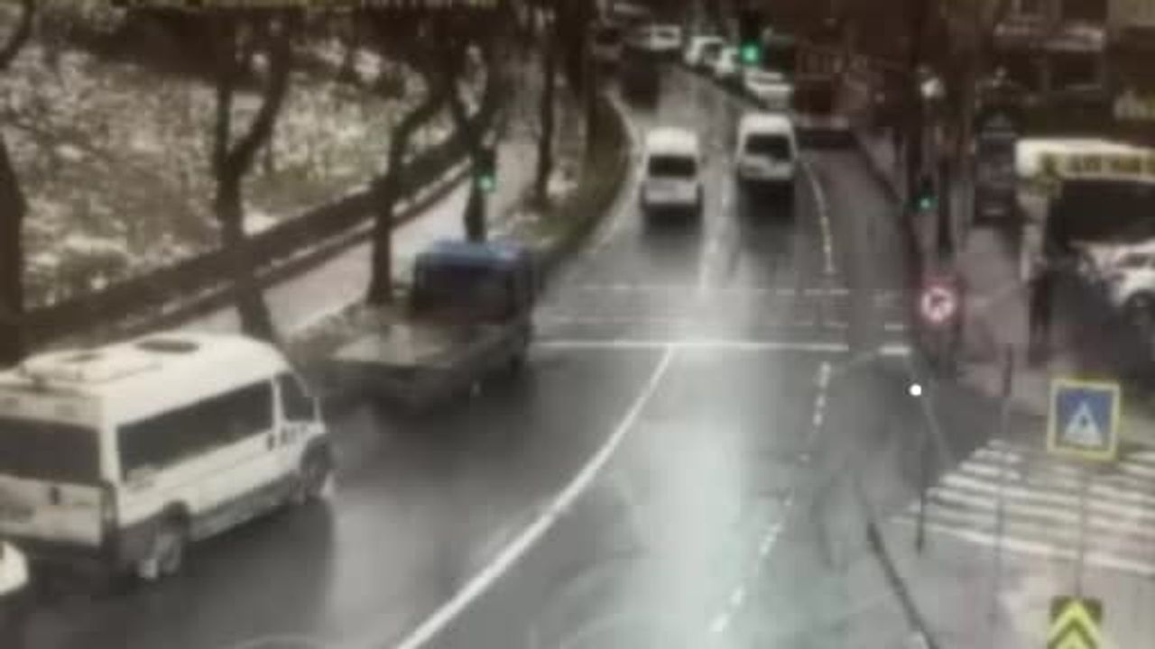 Esenler'de İETT otobüsünün otoparka daldığı anlar güvenlik kamerasına yansıdı