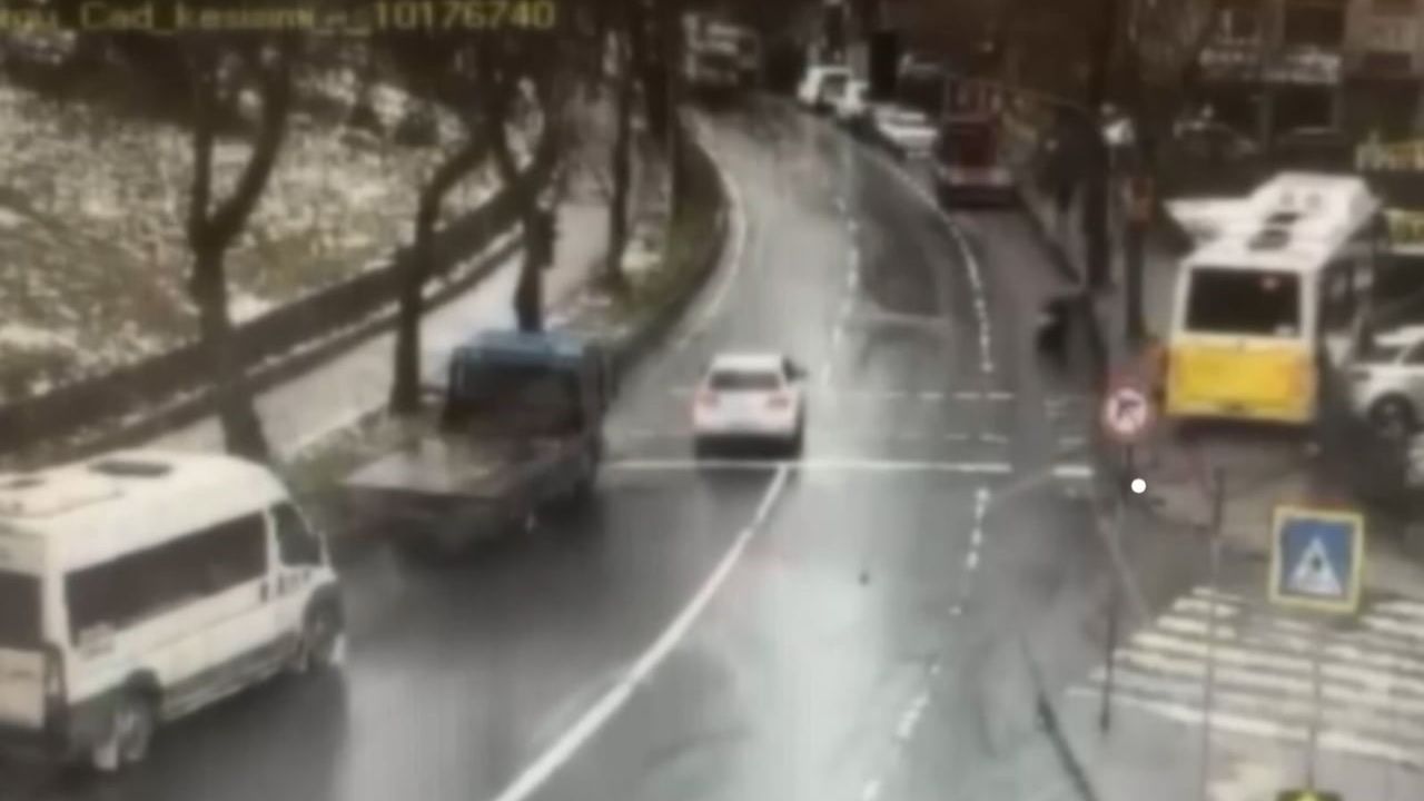 Esenler'de İETT otobüsünün otoparka daldığı anlar güvenlik kamerasında