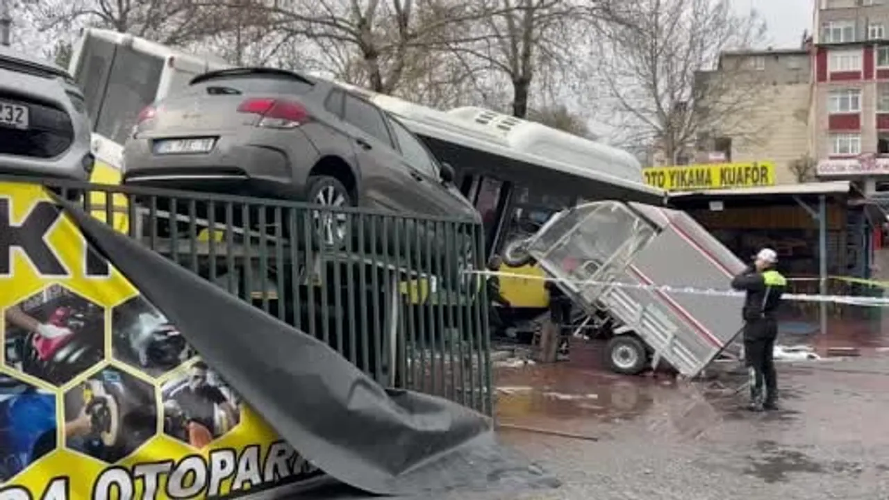 Esenler'de İETT otobüsünün otoparka girmesi: Çok sayıda ekip sevk edildi