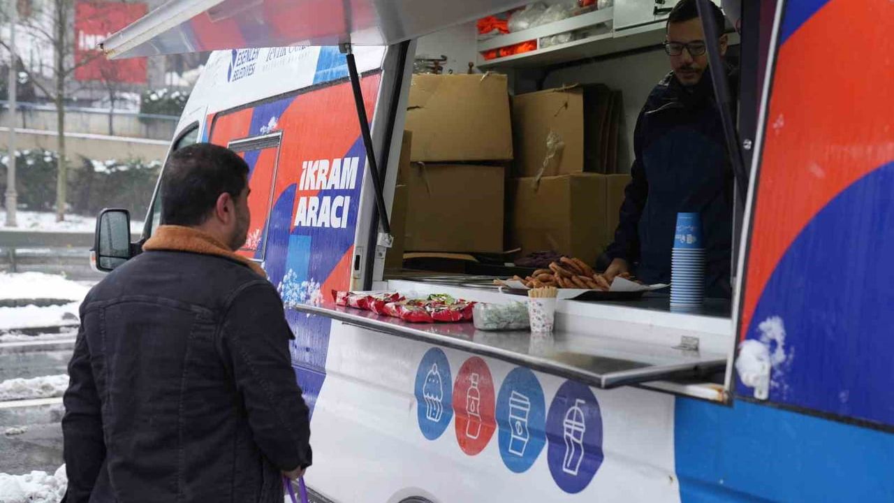Esenler’de karla mücadele: Belediye trafikte bekleyenlere sıcak ikram sundu