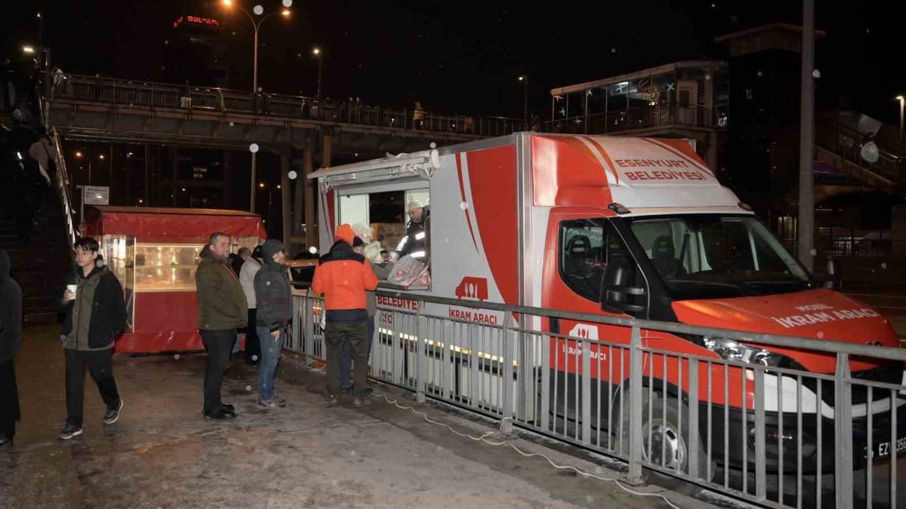 Esenyurt Belediyesi, metrobüs duraklarında mobil çorba ikramı başlattı