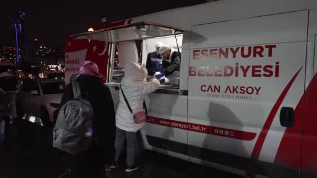 Esenyurt Belediyesi metrobüs duraklarında sıcak çorba ikramı gerçekleştiriyor