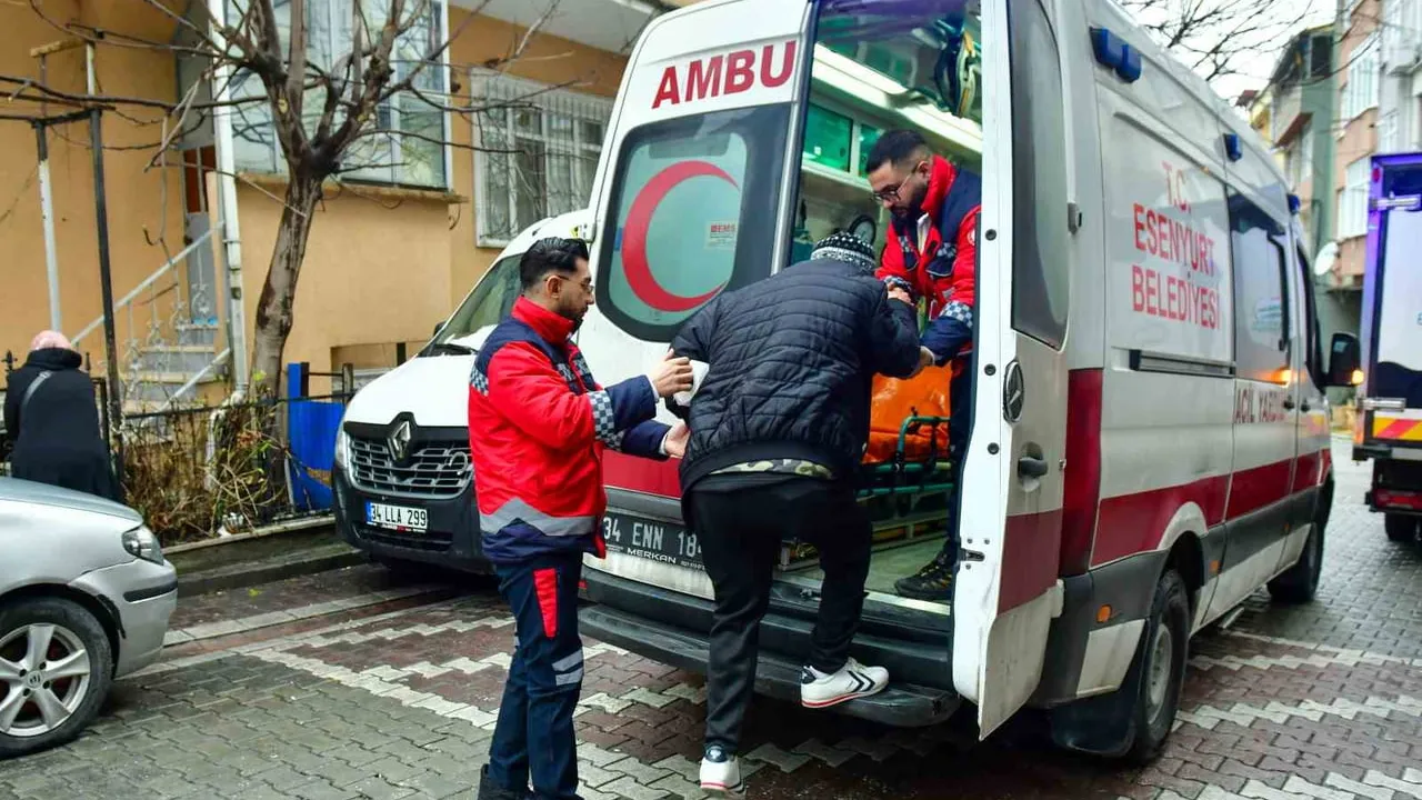 Esenyurt Belediyesi'nin Ücretsiz Ambulansla Hasta Nakil Hizmeti Kesintisiz Sürüyor